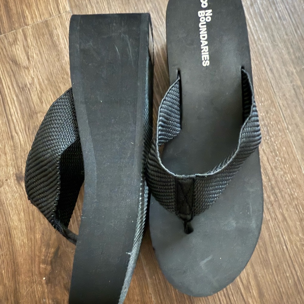 Black Platform Flip Flops brand new never worn size 8 women’s